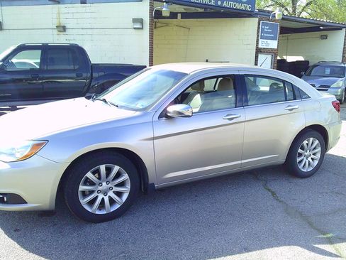 Used 2014 Chrysler 200 Limited image 3