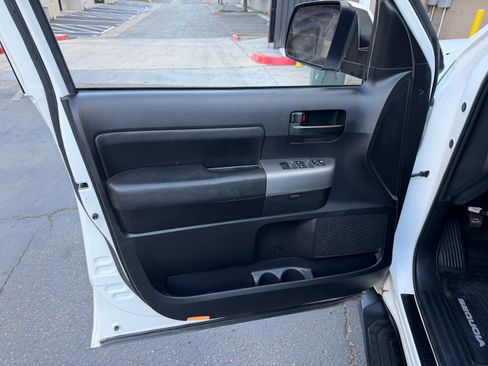 Used 2014 Toyota Sequoia 4WD SR5 image 18