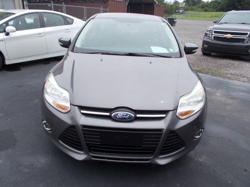 Used 2014 Ford Focus SE Hatchback FWD image 2