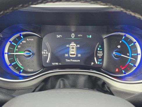 Used 2024 Chrysler Pacifica Select image 40