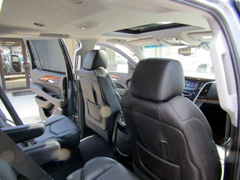 Used 2016 Cadillac Escalade Luxury image 24