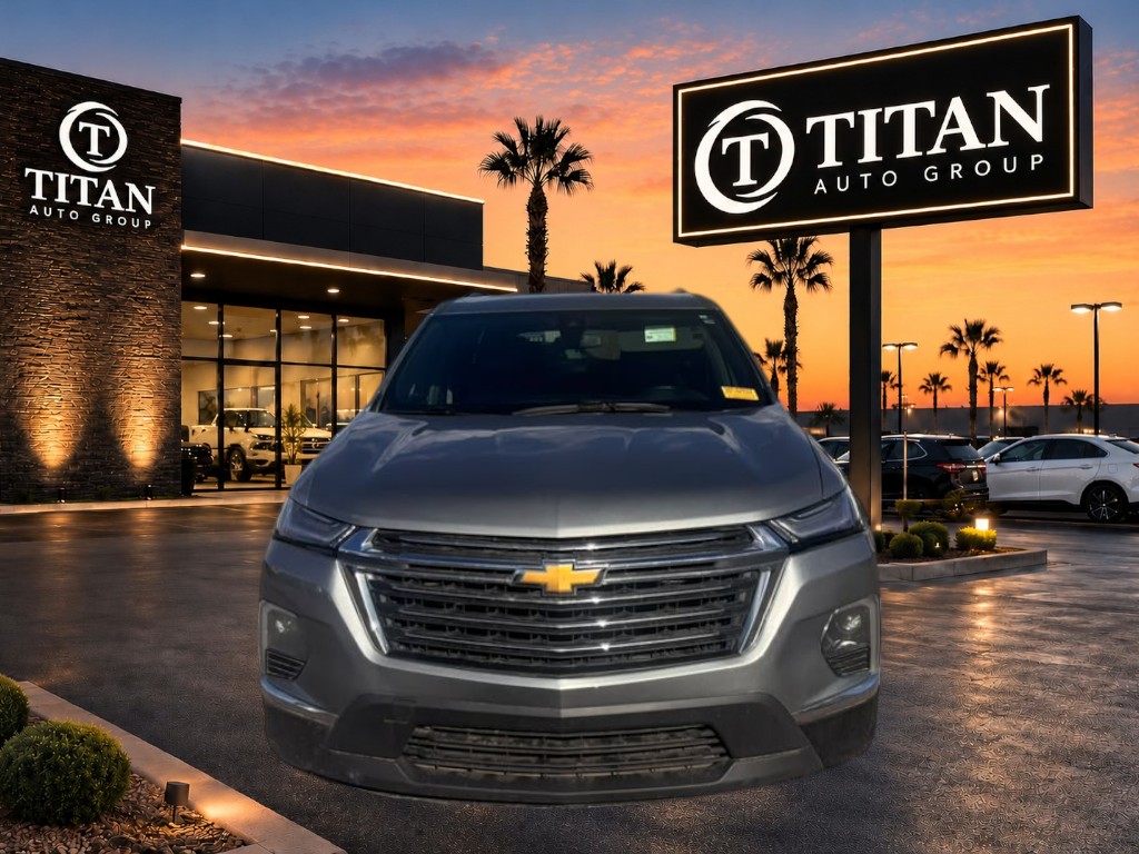 Used 2023 Chevrolet Traverse FWD LT image 2