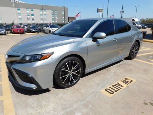 Used 2021 Toyota Camry SE image 4