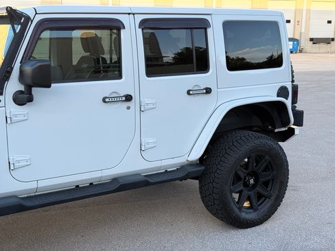 Used 2015 Jeep Wrangler 4WD Unlimited Sahara image 30