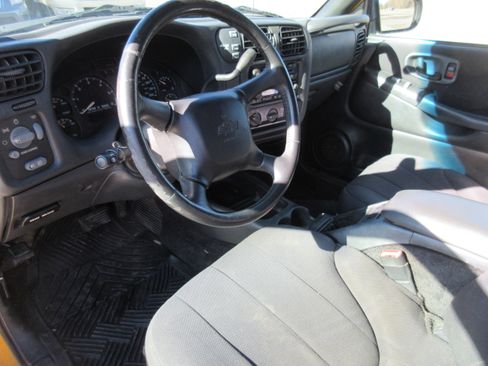 Used 2004 Chevrolet S10 Pickup LS image 3