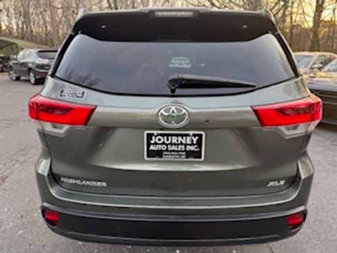 Used 2017 Toyota Highlander XLE image 3
