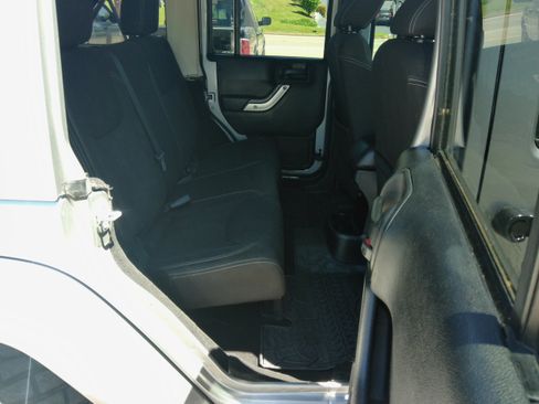 Used 2015 Jeep Wrangler 4WD Unlimited Sahara image 33