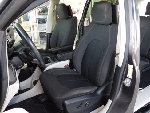 Used 2020 Chrysler Pacifica Touring image 15