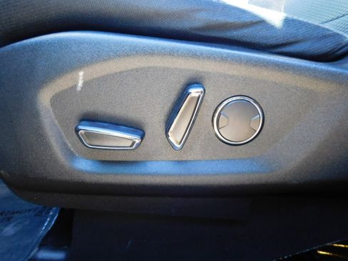 Used 2017 Ford Explorer XLT image 13