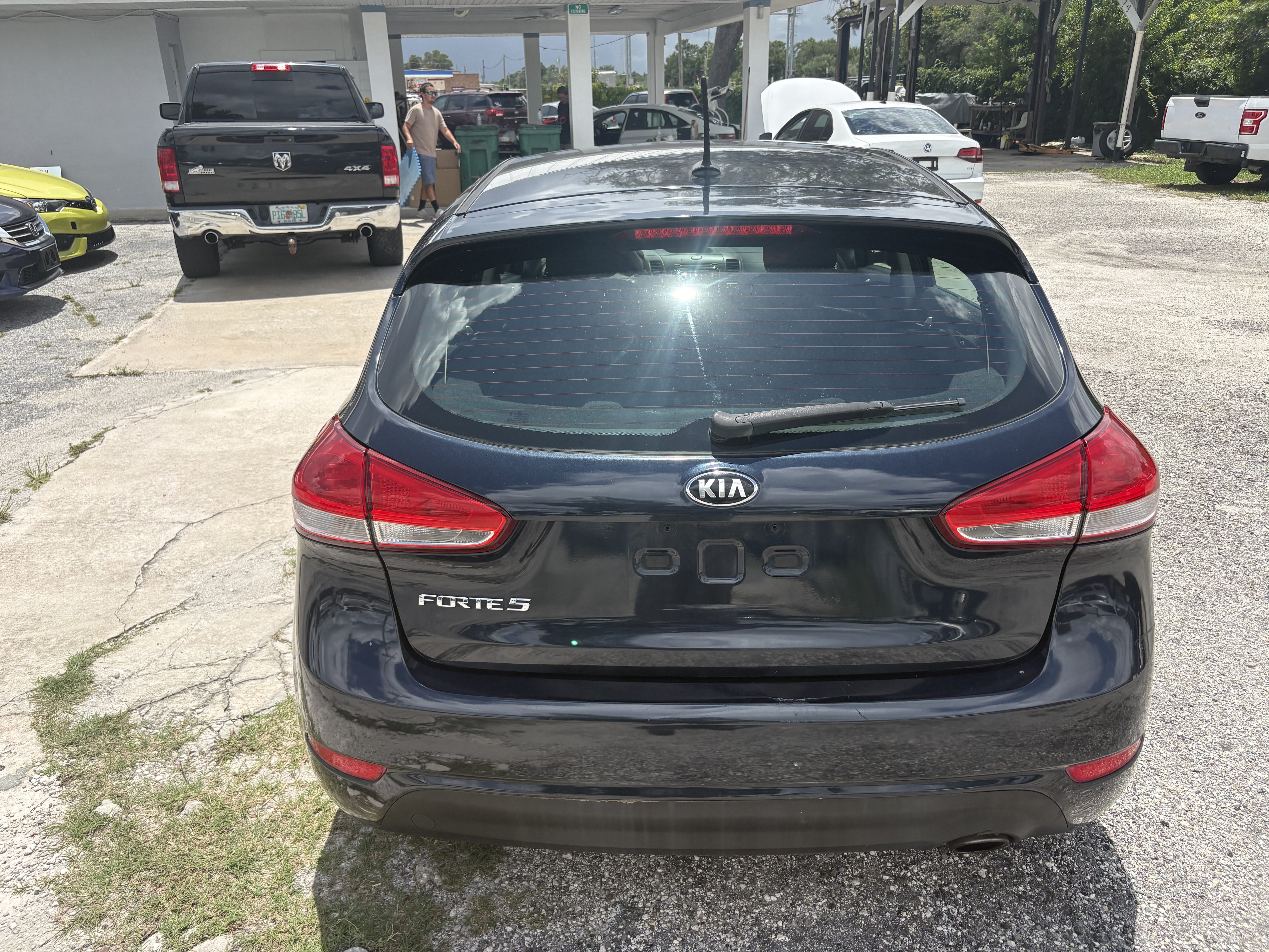 Used 2017 Kia Forte LX Hatchback FWD image 3