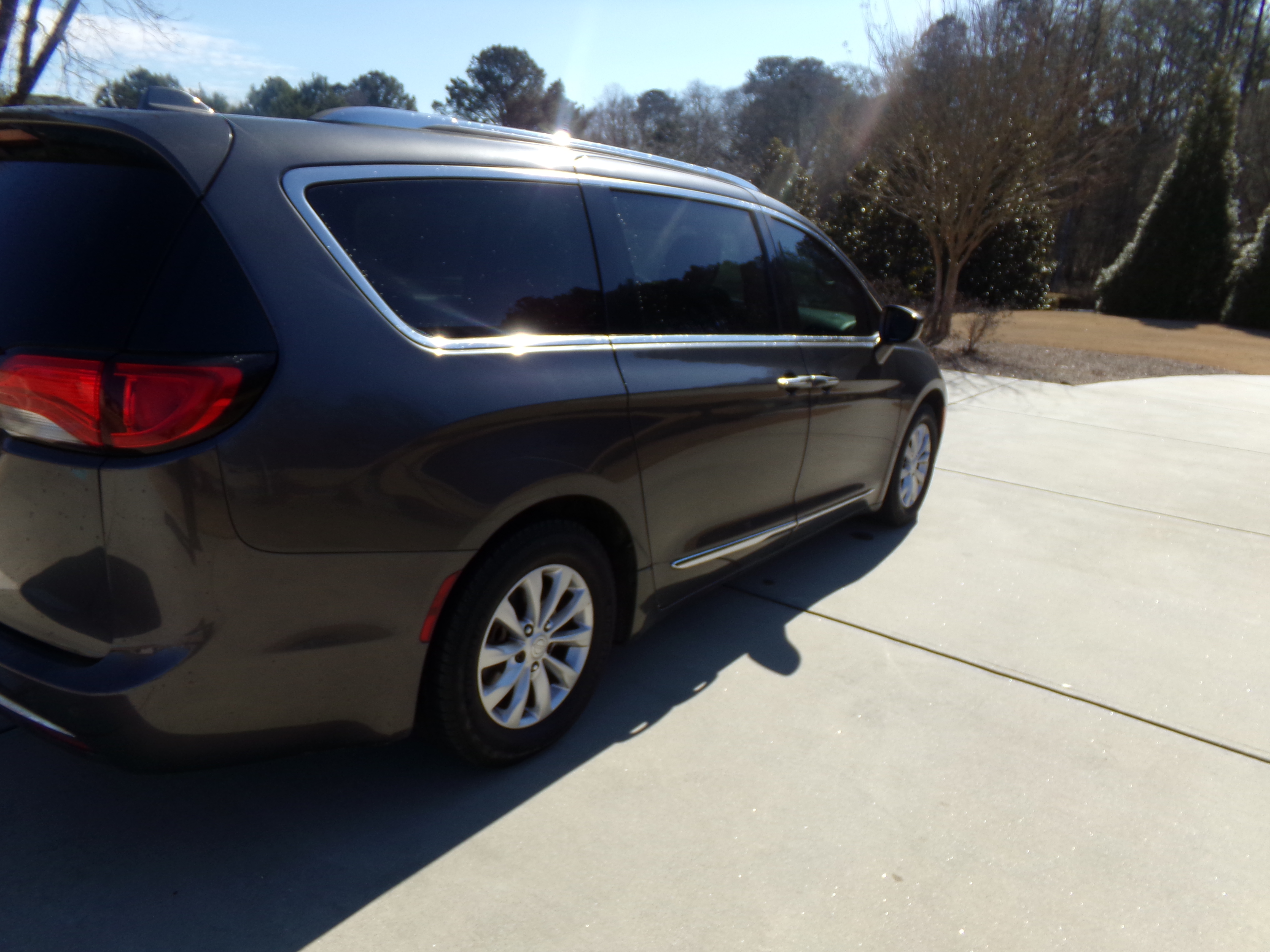 Used 2018 Chrysler Pacifica Touring-L Plus FWD image 4