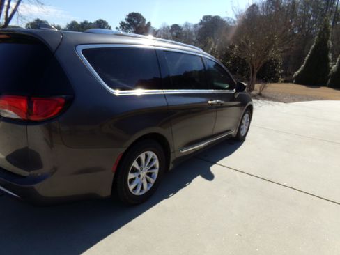 Used 2018 Chrysler Pacifica Touring-L Plus image 4