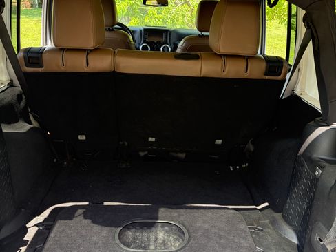 Used 2015 Jeep Wrangler 4WD Unlimited Sahara image 8
