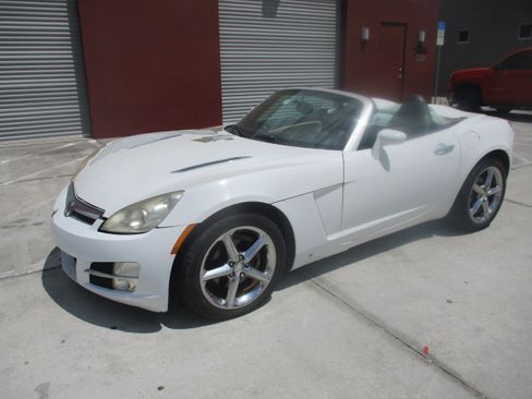 Used 2009 Saturn Sky image 2