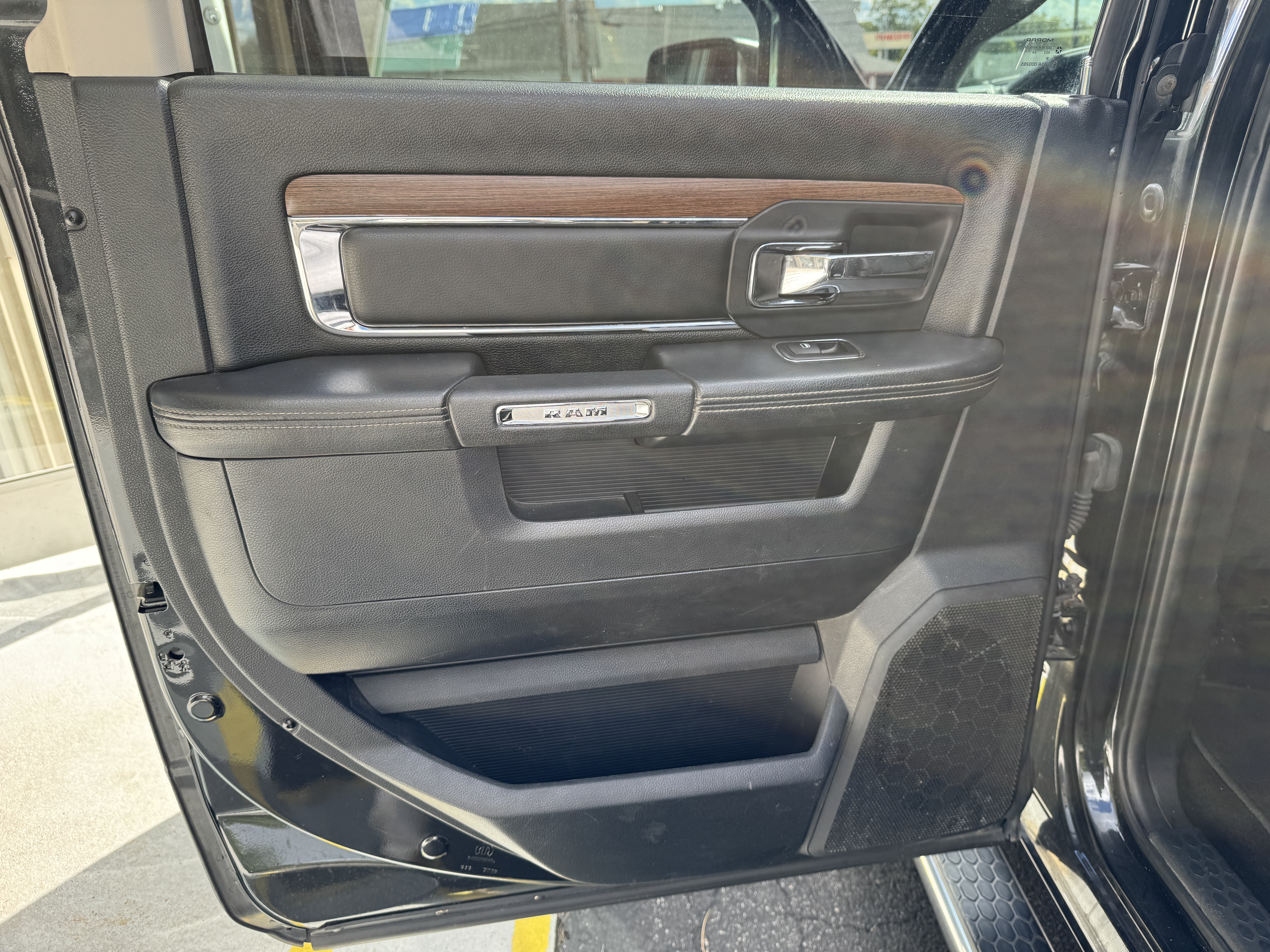 Used 2015 RAM 1500 4x4 Crew Cab Laramie image 13