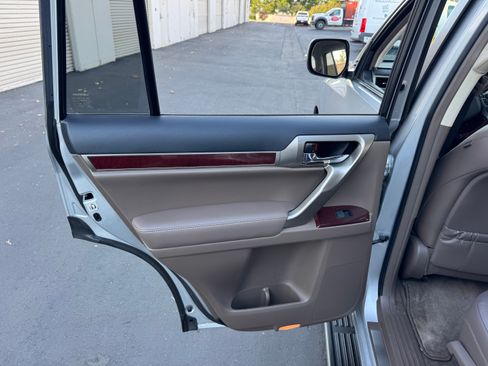 Used 2018 Lexus GX 460 image 24