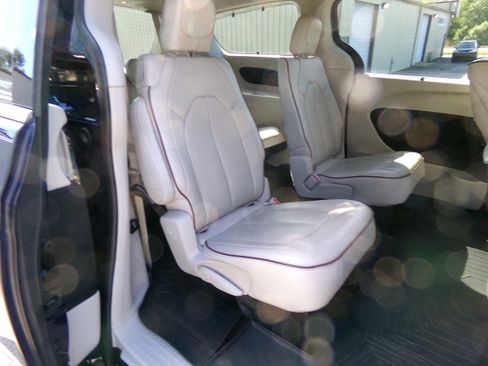 Used 2017 Chrysler Pacifica Limited FWD image 10