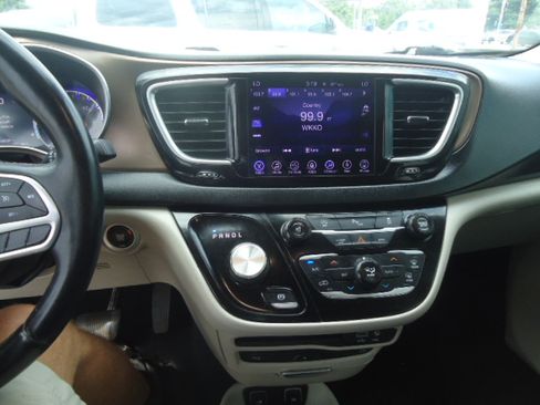 Used 2017 Chrysler Pacifica Touring-L Plus FWD image 15