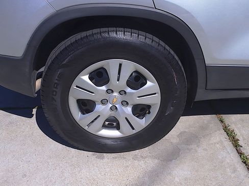 Used 2018 Chevrolet Trax LS image 31