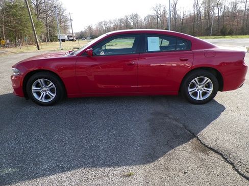 Used 2016 Dodge Charger SE RWD image 2