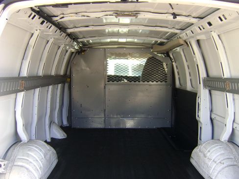 Used 2010 GMC Savana 1500 image 16