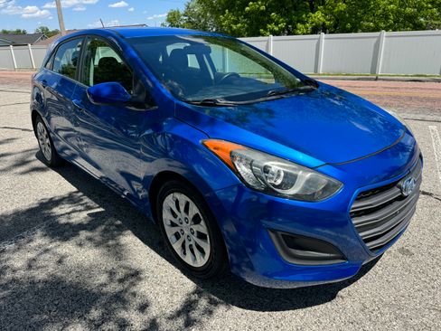 Used 2017 Hyundai Elantra GT Hatchback FWD image 4