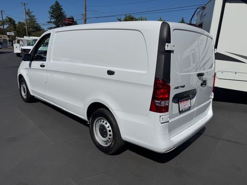 Used 2023 Mercedes-Benz Metris image 2