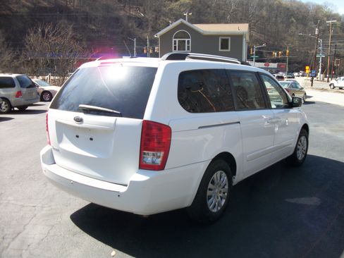 Used 2011 Kia Sedona LX image 4