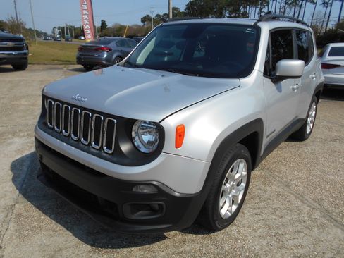 Used 2018 Jeep Renegade Latitude image 3