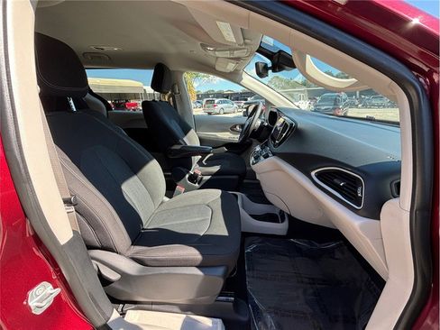 Used 2023 Chrysler Voyager LX image 39