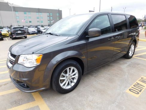 Used 2020 Dodge Grand Caravan SE image 4
