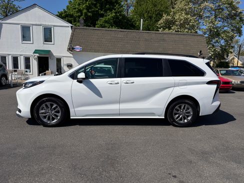 Used 2022 Toyota Sienna LE 8-Passenger FWD image 24