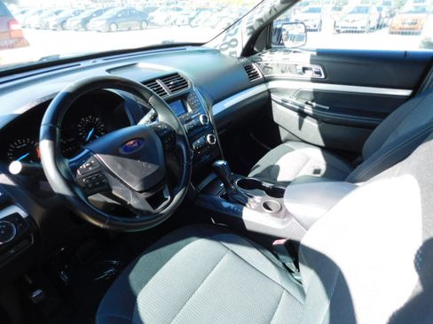 Used 2017 Ford Explorer XLT image 12