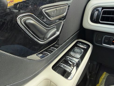 Used 2025 Lincoln Aviator 2WD Reserve image 15