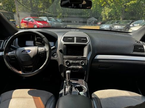 Used 2017 Ford Explorer FWD XLT image 19