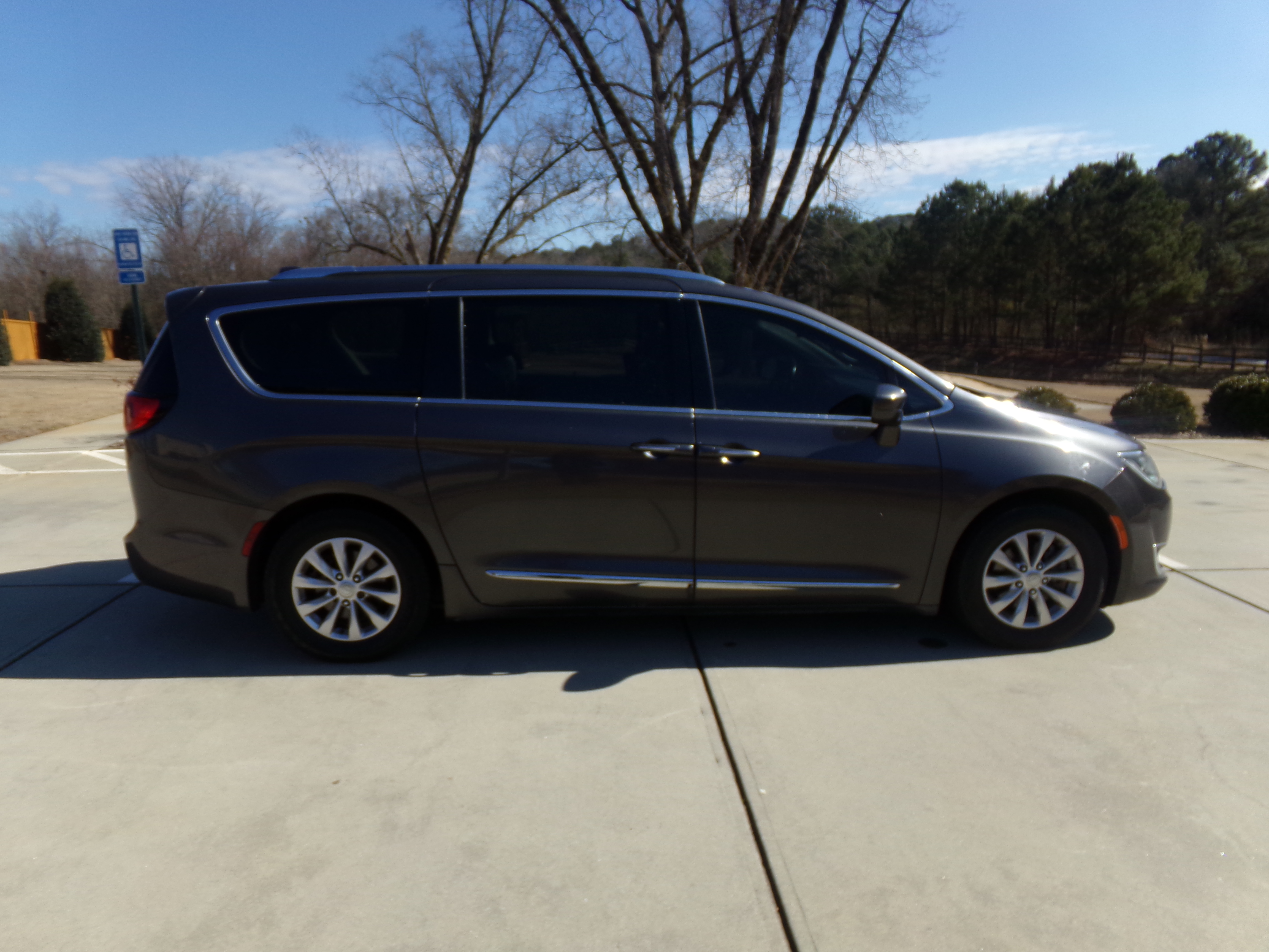 Used 2018 Chrysler Pacifica Touring-L Plus FWD image 5