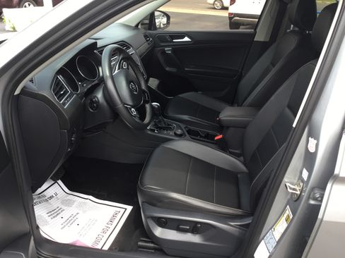 Used 2021 Volkswagen Tiguan 4Motion AWD/4WD image 3