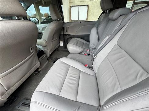 Used 2015 Toyota Sienna image 12