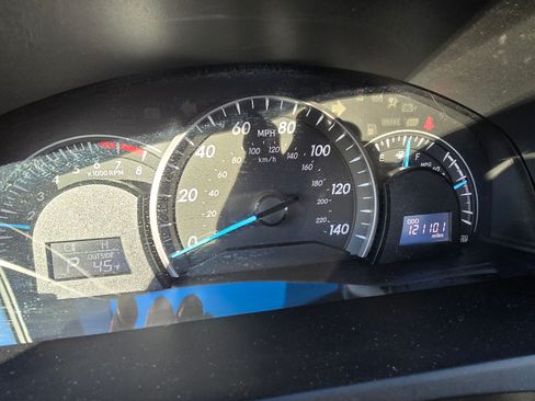 Used 2012 Toyota Camry image 19