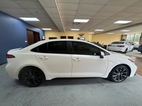 Used 2025 Toyota Corolla SE image 3