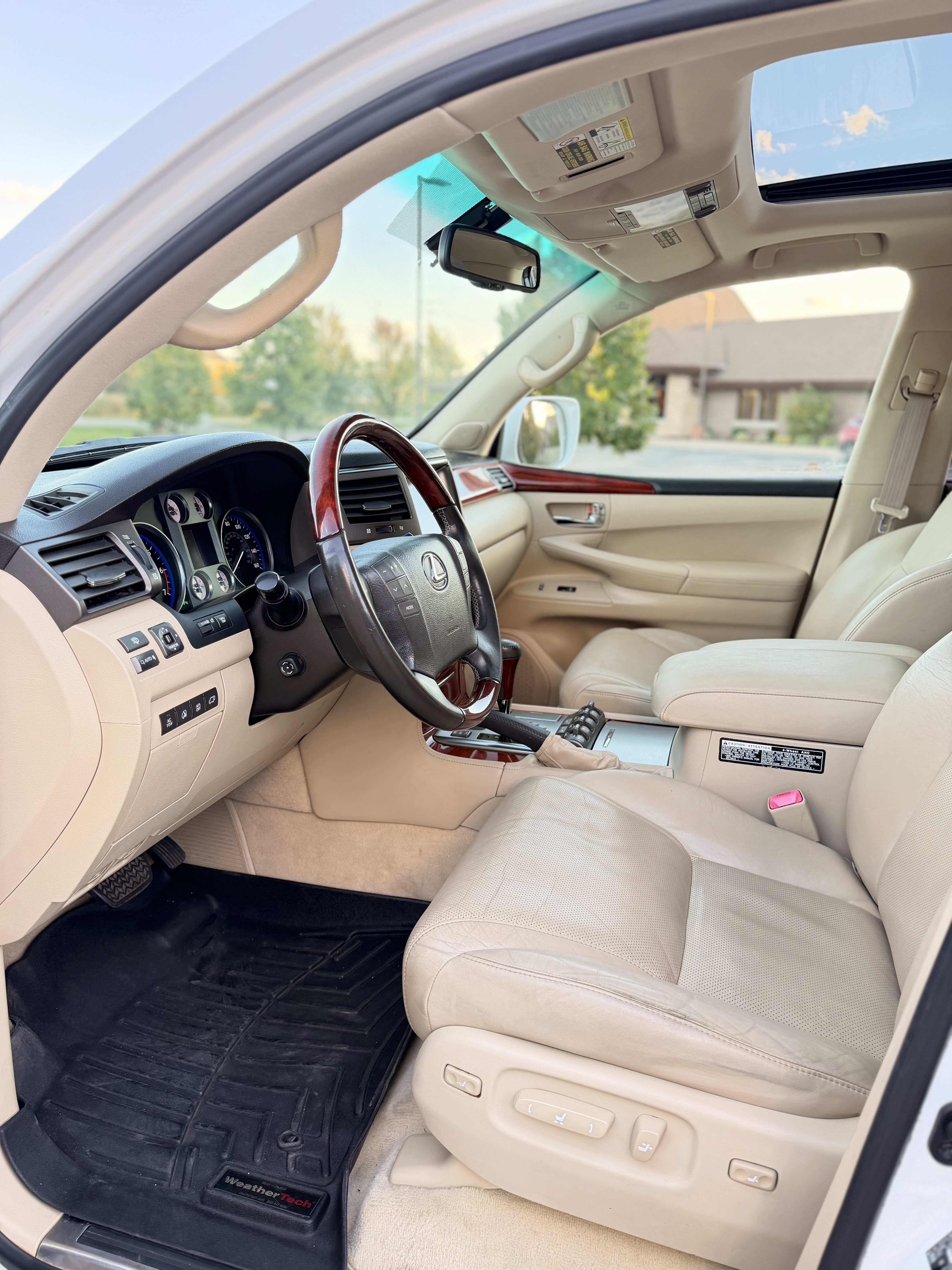 Used 2009 Lexus LX 570 4WD w/ 3rd Row & Luxury Pkg image 16