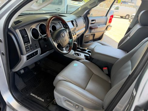 Used 2013 Toyota Sequoia 4WD Platinum image 19
