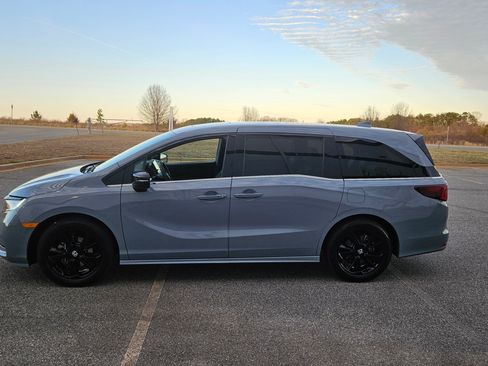 Used 2024 Honda Odyssey Sport image 2