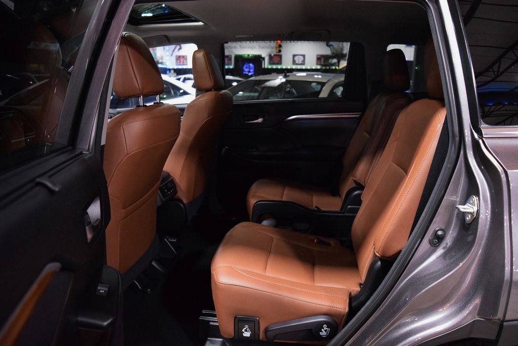 Used 2018 Toyota Highlander Limited V6 w/ 3rd Row FWD image 20