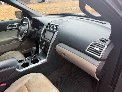 Used 2014 Ford Explorer XLT image 16