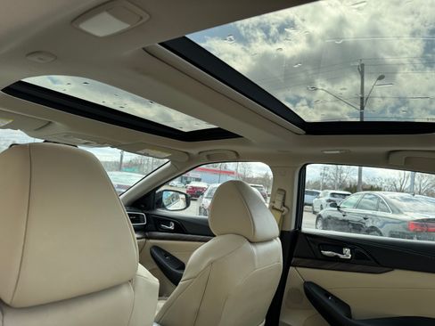 Used 2017 Nissan Maxima Platinum image 18