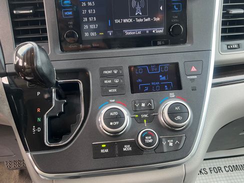 Used 2017 Toyota Sienna XLE Minivan FWD image 13
