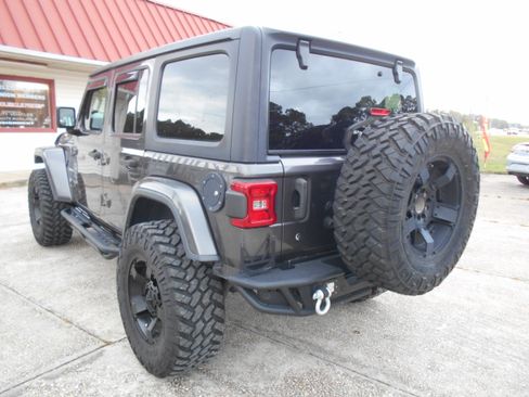 Used 2018 Jeep Wrangler Unlimited Sahara image 6