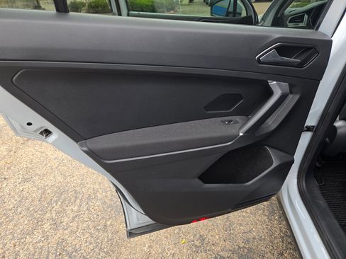 Used 2018 Volkswagen Tiguan S image 23