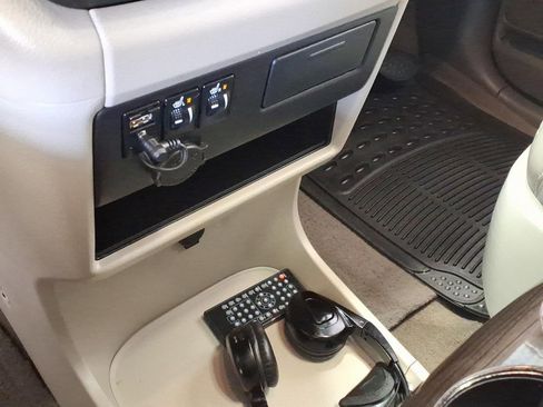 Used 2015 Toyota Sienna XLE image 17